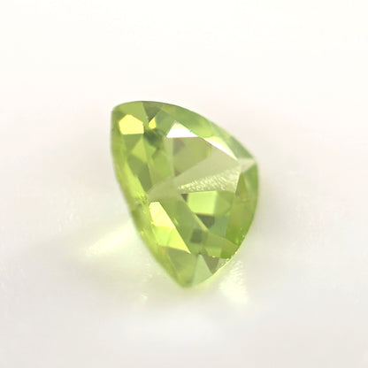 Peridot 0.70 Ct Trillion Cut – Bright Yellow-Green Loose Peridot
